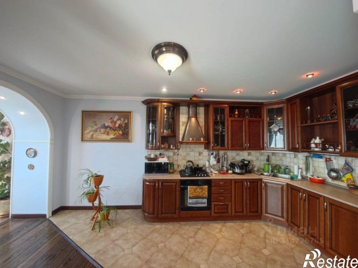 4-комн квартира ул 8 Марта, 8,  д. 8