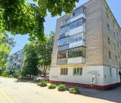 2-комн, 40кв м, этаж 1/5 ул 60-летия Октября, 18